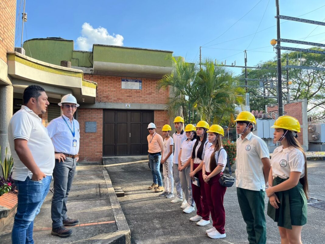 Jovenes de colegios en enelar
